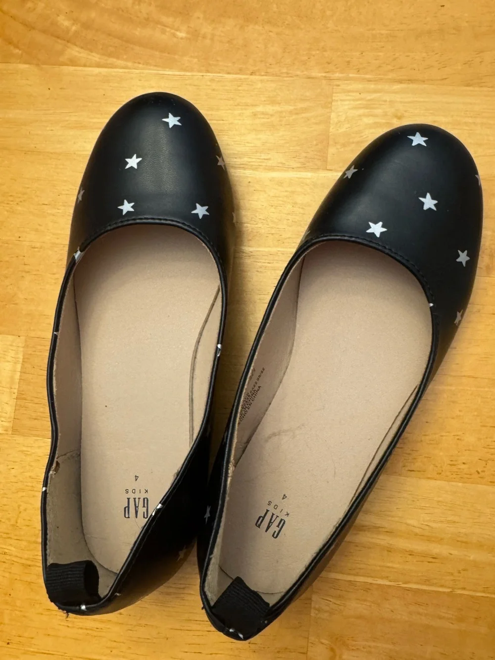 ⭐ GAP Kids Black Star Print Ballet Flats Size 4 Girls Slip On Shoes ⭐